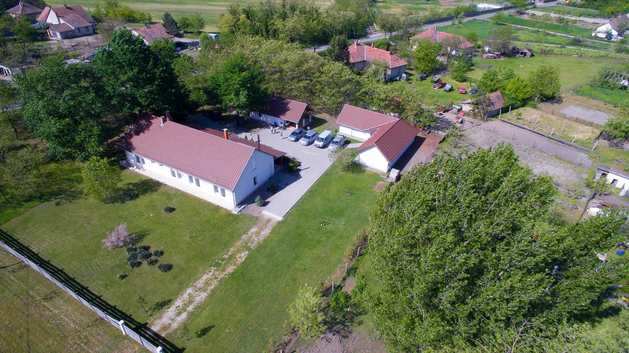 Tölgyfa Vendégház Kiskorös Exterior foto