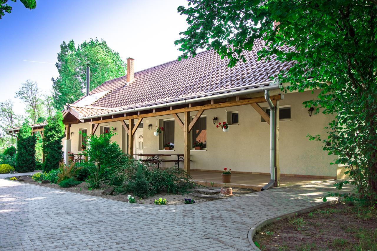 Tölgyfa Vendégház Kiskorös Exterior foto