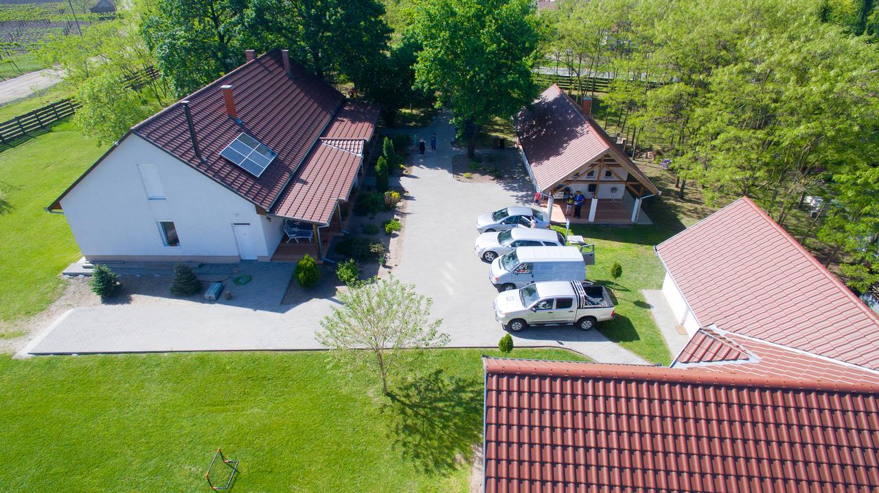 Tölgyfa Vendégház Kiskorös Exterior foto