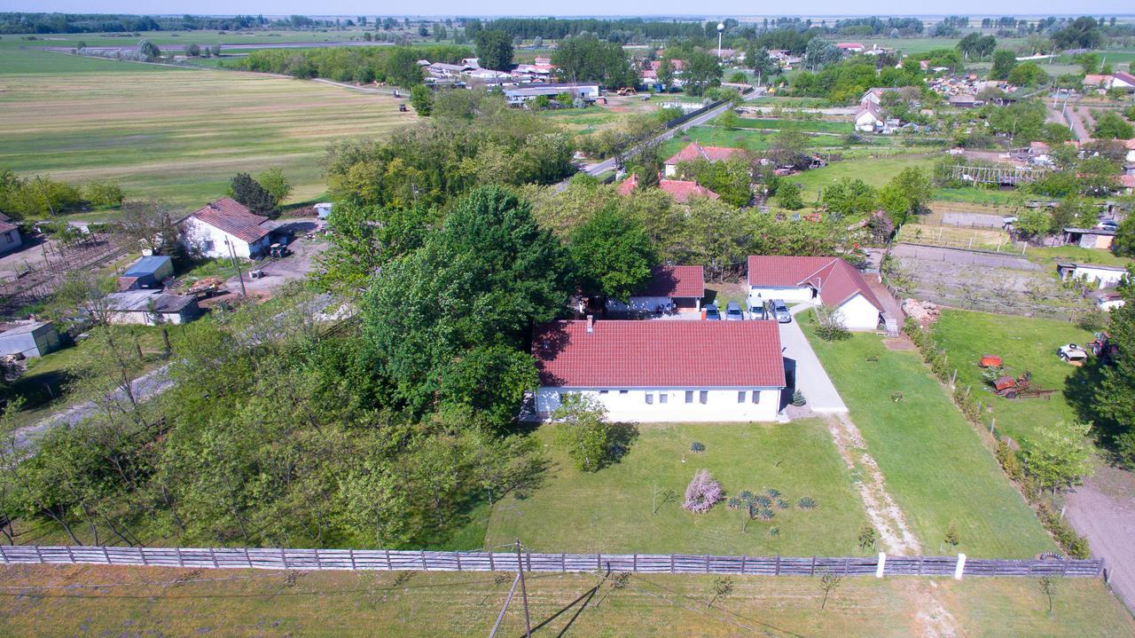 Tölgyfa Vendégház Kiskorös Exterior foto
