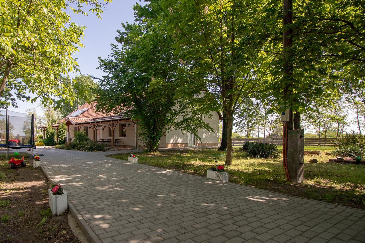 Tölgyfa Vendégház Kiskorös Exterior foto